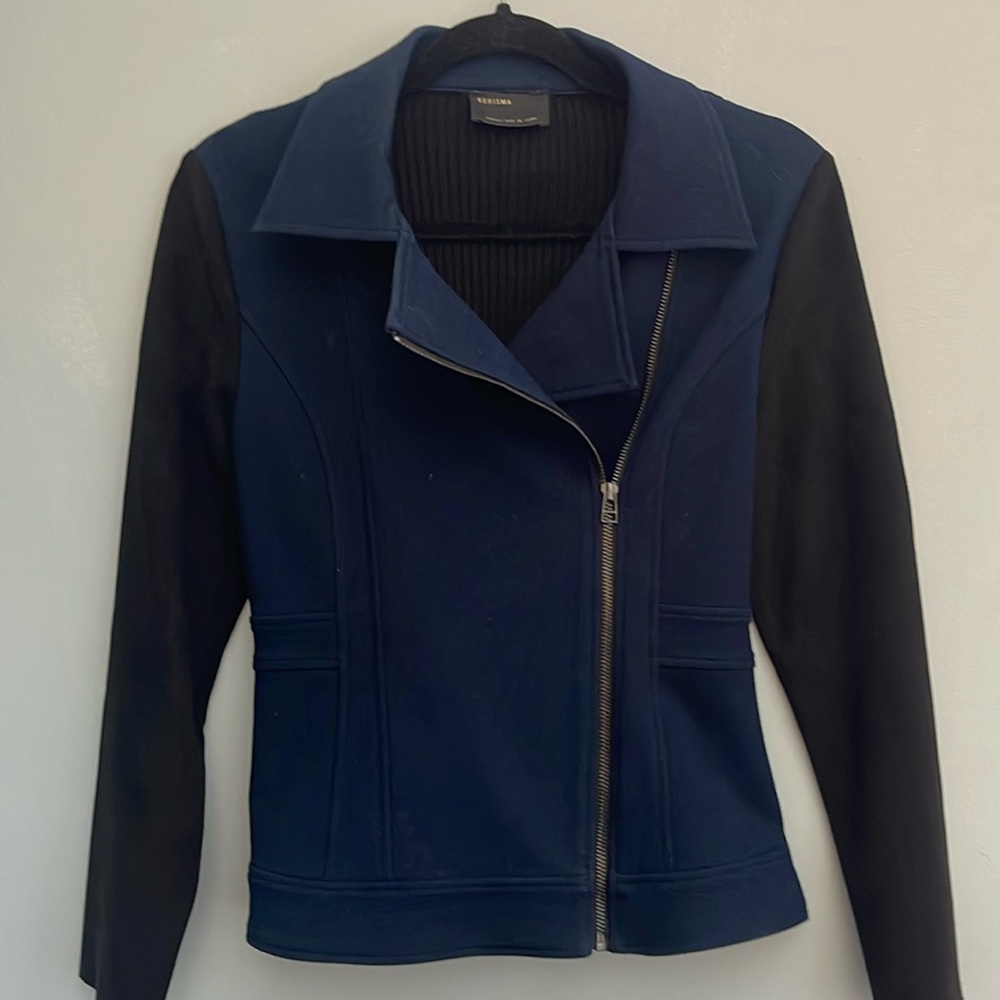 Beautiful blazer with a knitted back and fake suede like sleeve details